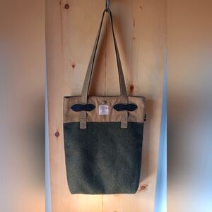 FILSON Wool & Tincloth (Waxed Cotton) Market Tote, Green and Tan